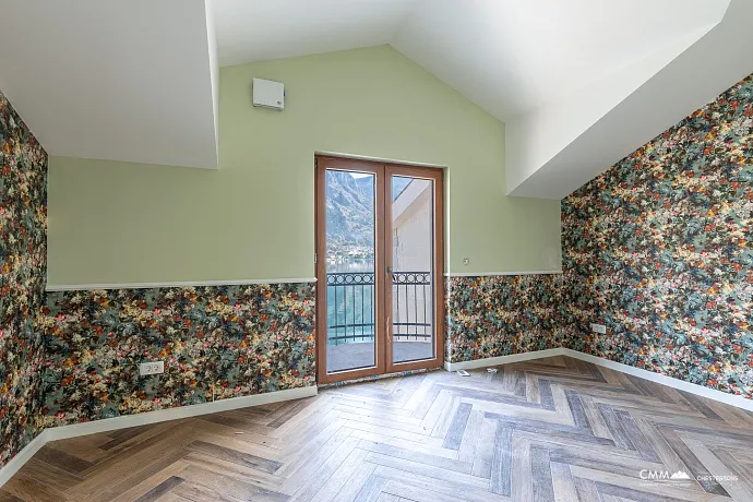 Eine luxuriöse dreistöckige Villa in erster Meereslinie in Kotor